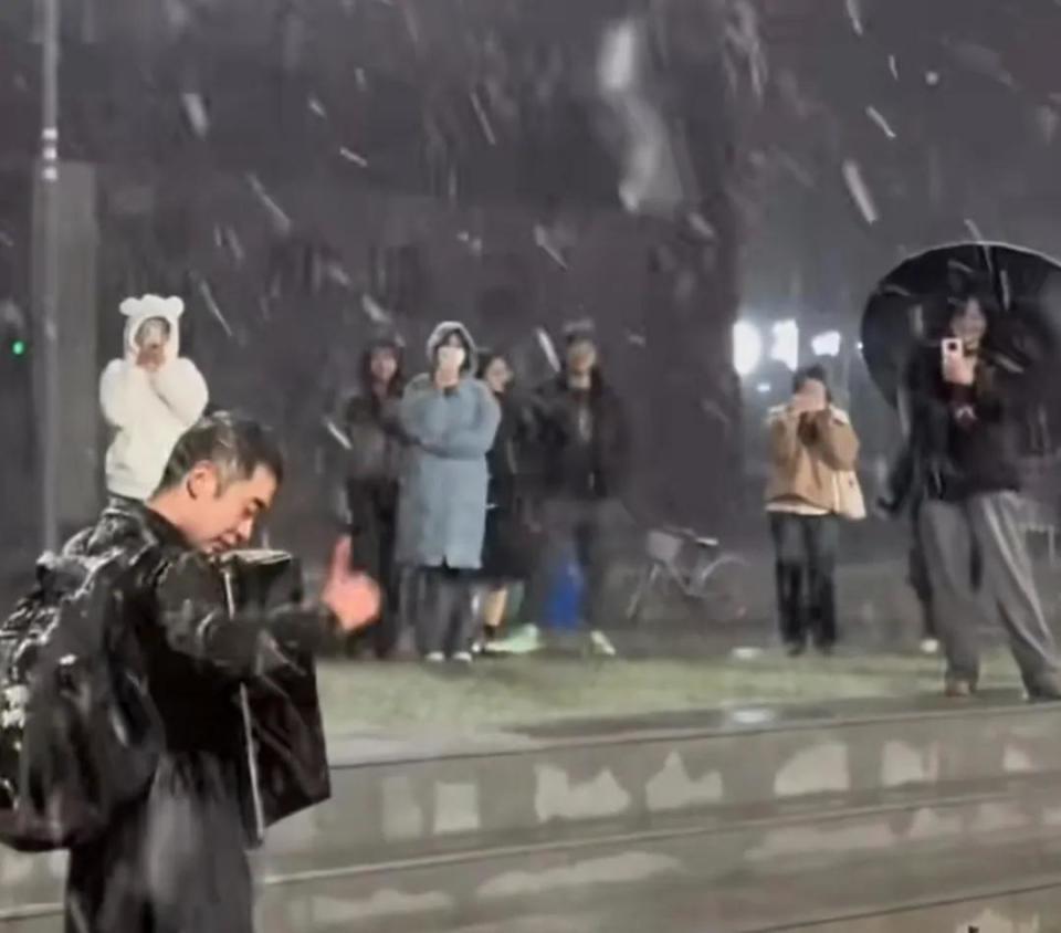 大学生雪夜合唱《后来》，刘若英转发写下两个字