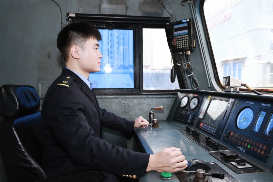 真牛！“00”后火车司机，还是个摔跤冠军！