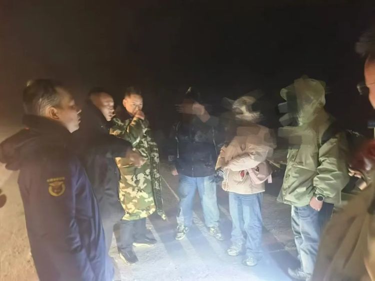 三人迷路“黑龙池” 救援队夜登九顶山将其寻回 三人迷路“黑龙池” 救援队夜登九顶山将其寻回