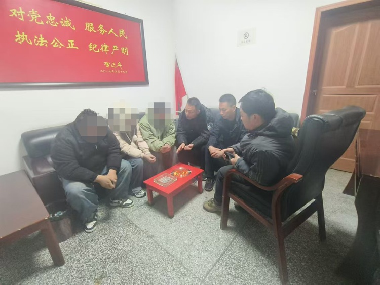 3人擅闯四川九顶山未开发区域迷路，16名救援人员深夜施救