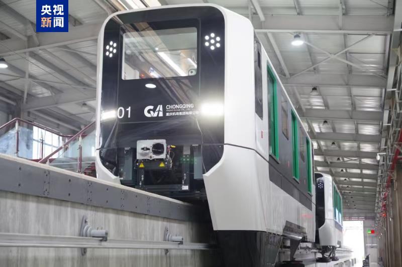 全球首列机场跨坐式单轨列车下线