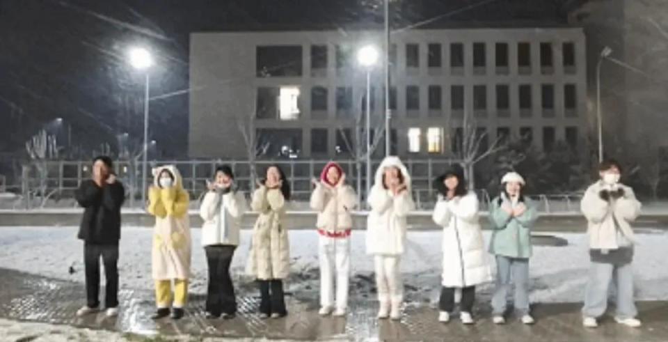 大学生雪夜合唱《后来》，刘若英转发写下两个字