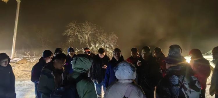 三人迷路“黑龙池” 救援队夜登九顶山将其寻回 三人迷路“黑龙池” 救援队夜登九顶山将其寻回