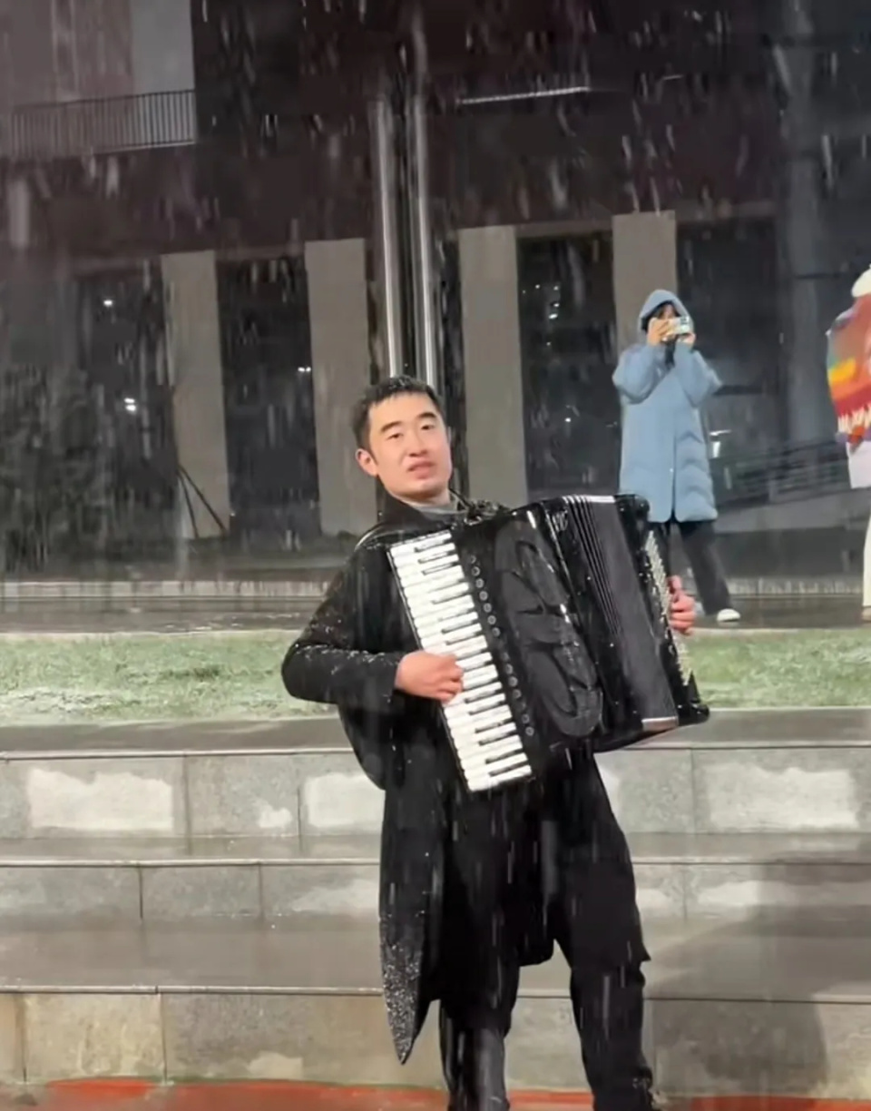 大学生雪夜合唱《后来》，刘若英转发写下两个字