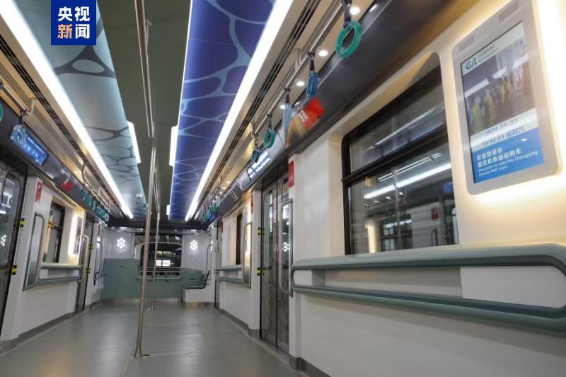 全球首列机场跨坐式单轨列车下线