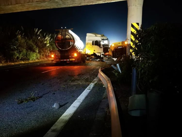 司机的“随手一拿”，车翻了！