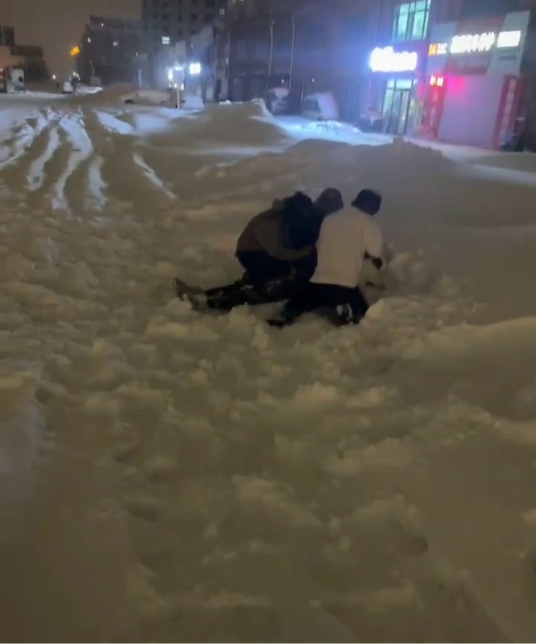 暴雪夜男子摔倒昏迷，救护车被困，两过路司机紧急救援