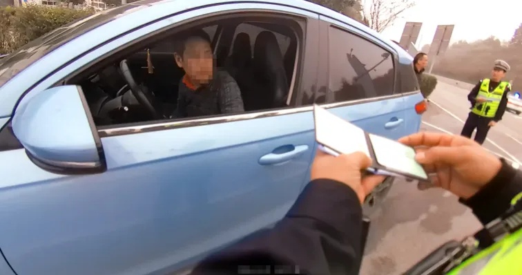 女孩高速路上报警称被绑架！贵州民警拦截一看，对方竟是她的......