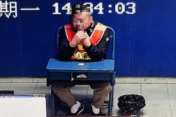 上海高速惊险一幕！男子抢夺方向盘，出租司机报警…警方：他喝了7两