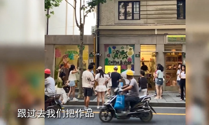 男子辞职后来沪，竟在街头干起了这事…不少人围观爆赞