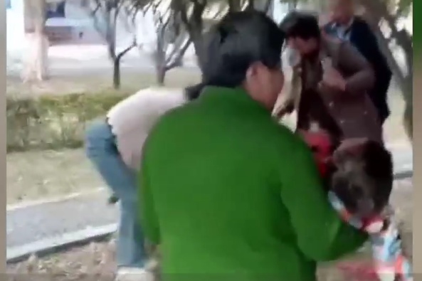 痛心！3岁男孩被烈性犬撕咬，头部缝了30多针！事发21天没找到狗主人