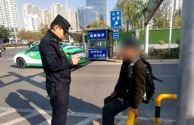 老人背着现金坐高铁来领“大奖”……