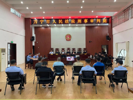 3辅警非法出售公民个人信息牟利近8万 在万宁受审