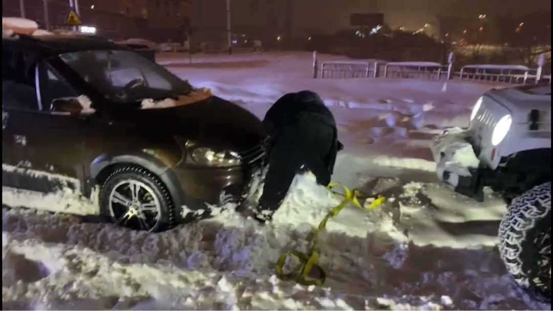暴雪夜男子摔倒昏迷，救护车被困，两过路司机紧急救援