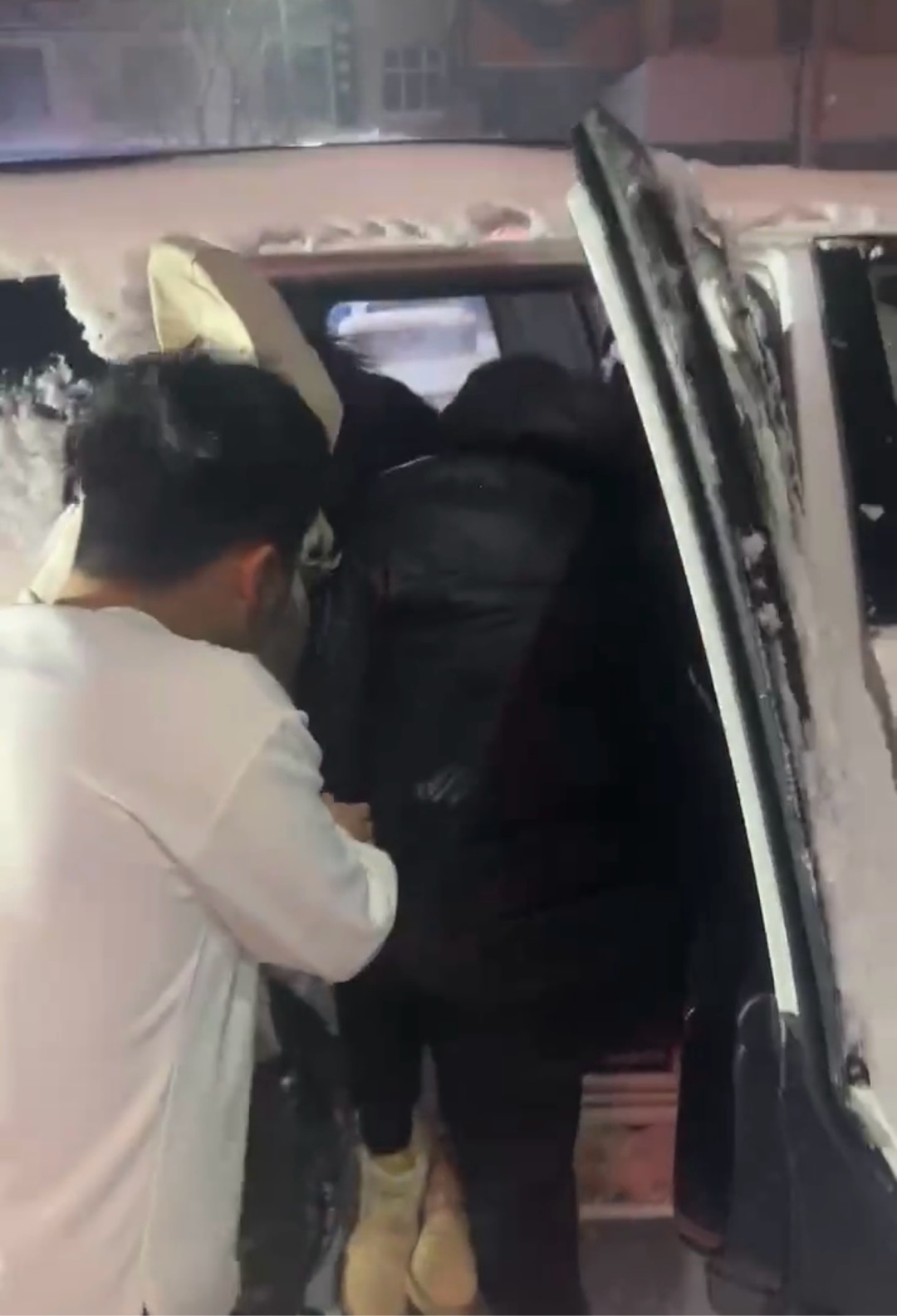 暴雪夜男子摔倒昏迷，救护车被困，两过路司机紧急救援