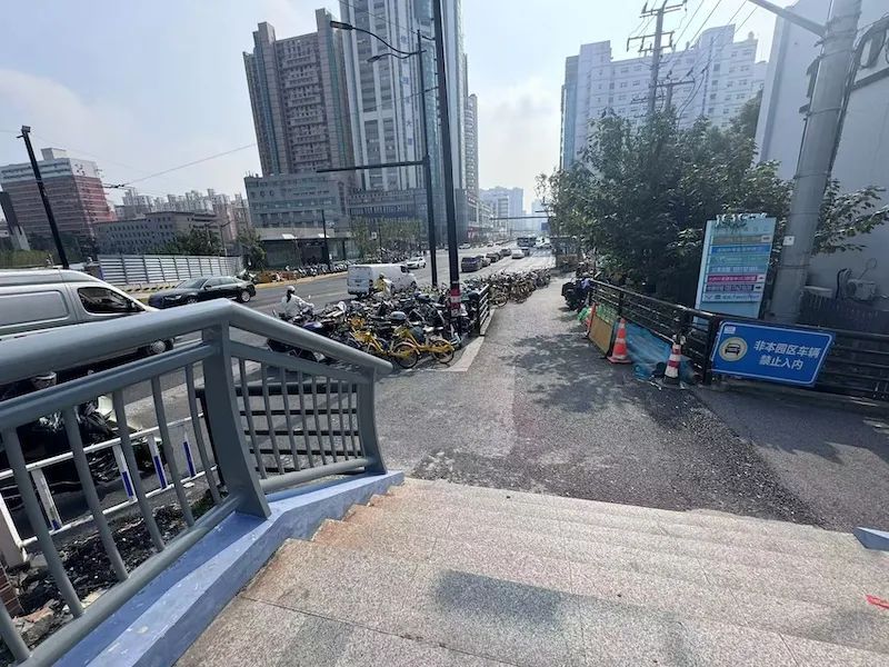 上海一桥梁改建后,通行没以前方便?市民急了,相关部门回应 上海一桥梁改建后,通行没以前方便?市民急了,相关部门回应