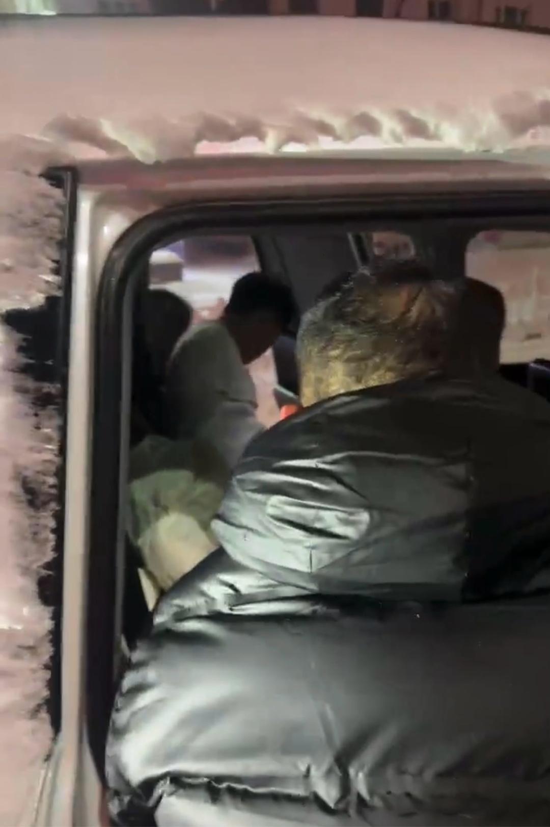 暴雪夜男子摔倒昏迷，救护车被困，两过路司机紧急救援