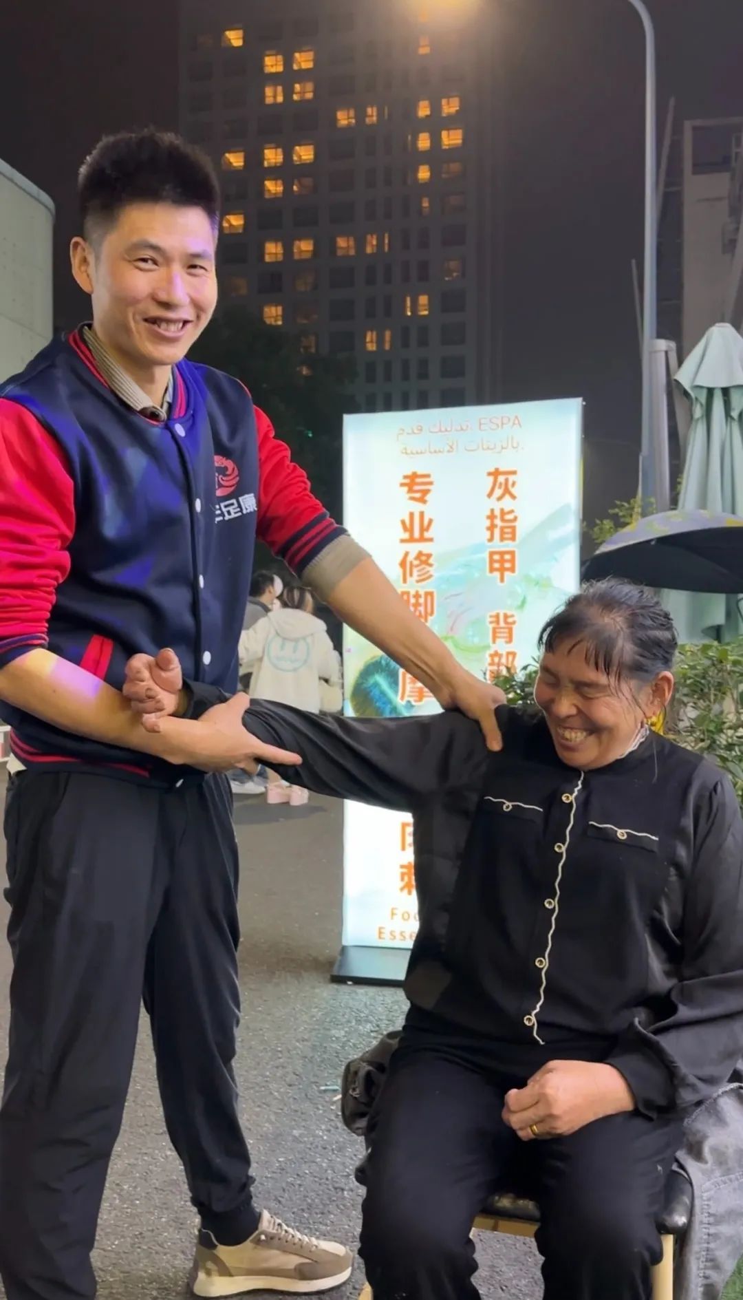 义乌大妈因这个本领火爆全网!上海曾是她的第一站... 义乌大妈因这个本领火爆全网!上海曾是她的第一站...