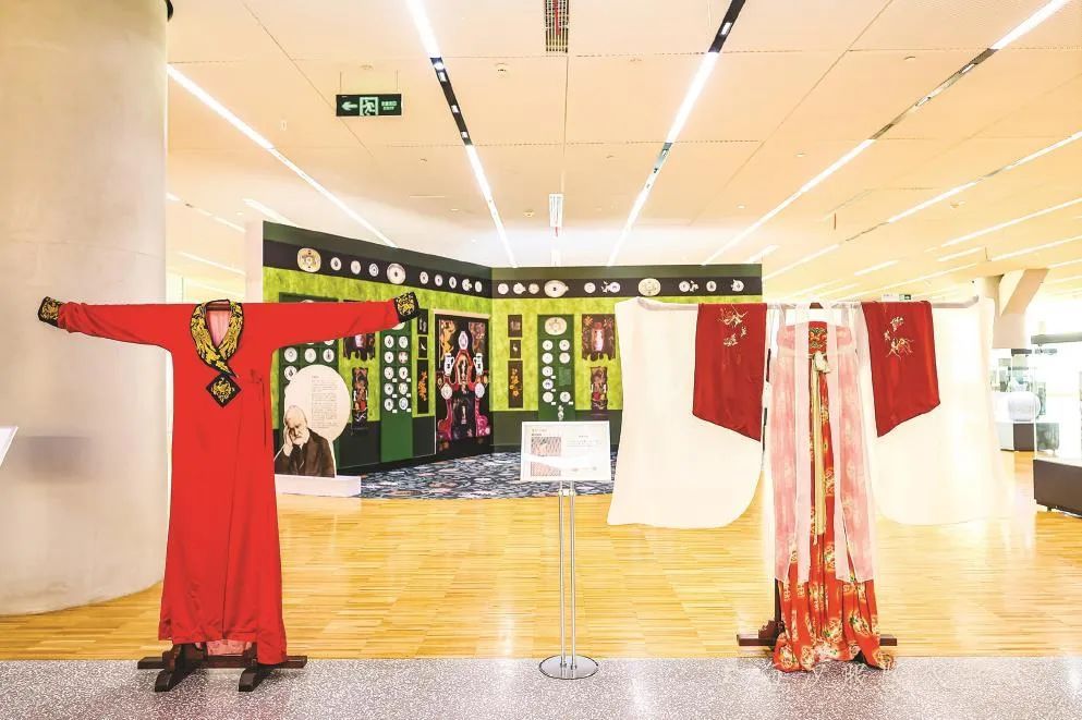 新中式穿搭、宋锦外套、马面裙等频登热搜，汉服何以成时尚圈流量密码？