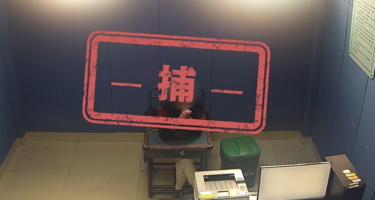 男子高空抛物被警方依法刑事拘留！