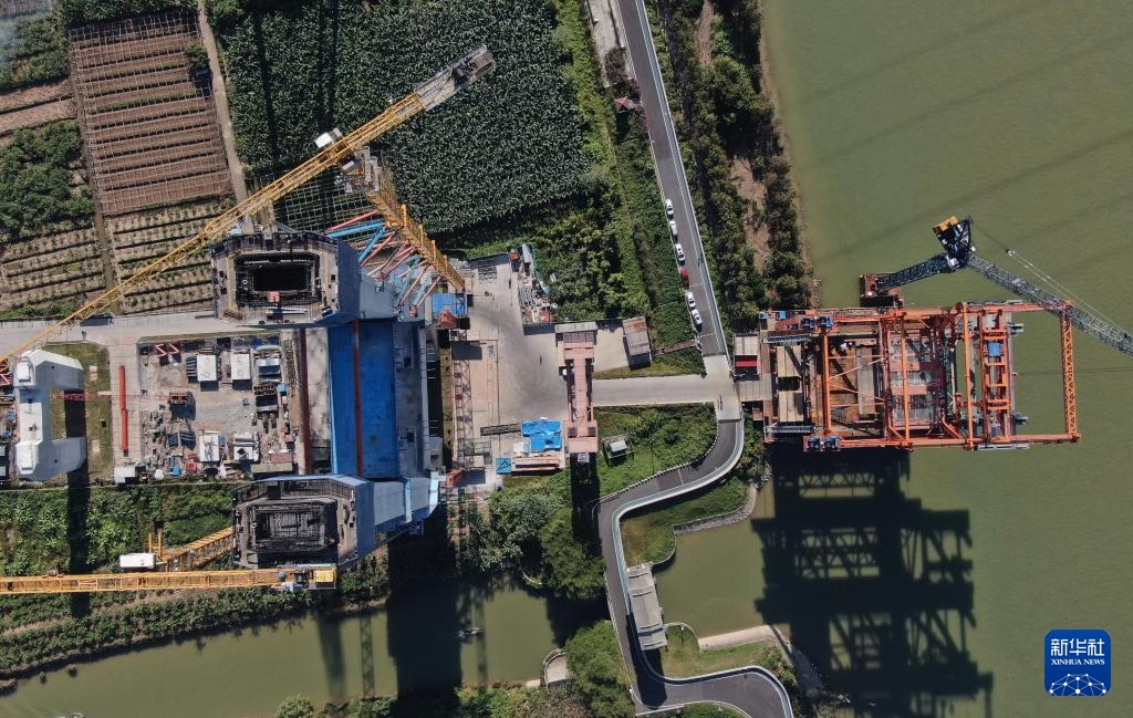深江高铁全线首节段钢梁架设完成 深江高铁全线首节段钢梁架设完成
