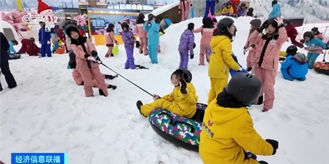 “冷资源”变“热经济” 成都滑雪场日均游客超2000人次 “冷资源”变“热经济” 成都滑雪场日均游客超2000人次
