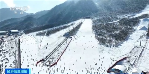 “冷资源”变“热经济” 成都滑雪场日均游客超2000人次 “冷资源”变“热经济” 成都滑雪场日均游客超2000人次