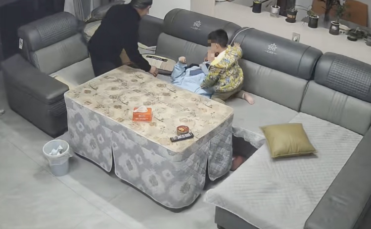 太危险！女孩突然倒下抽搐！这个习惯很多人都有