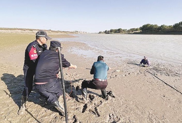 安徽一老人深陷泥潭!紧急救援 安徽一老人深陷泥潭!紧急救援