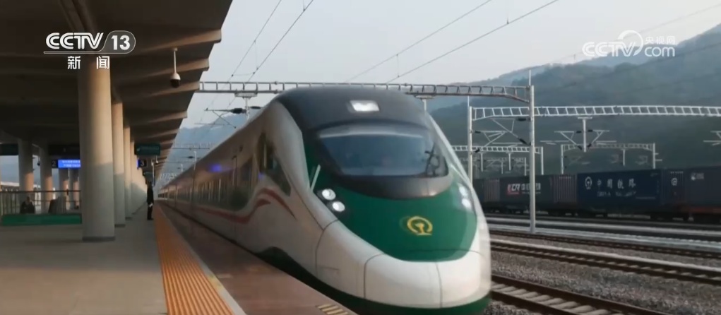 “中老铁路+免签政策”坐着火车游中国 感受跨境游新体验