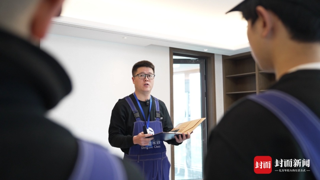 在成都做保洁的年轻人:月入八九千元,上班感觉很治愈 在成都做保洁的年轻人:月入八九千元,上班感觉很治愈