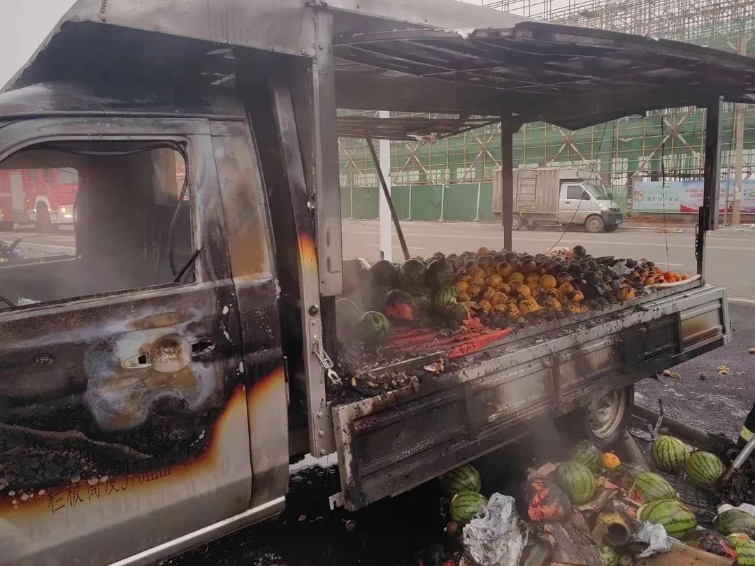 从新鲜到“熟透”？街头水果车惨变“烧烤摊”！西瓜、猕猴桃……都未幸免