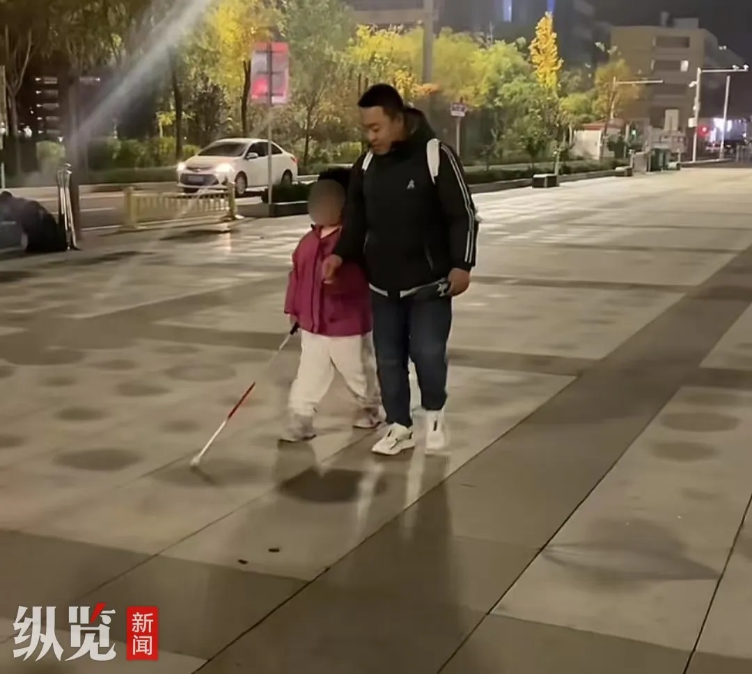 他每天跟踪女儿上下学…真相让人泪目！