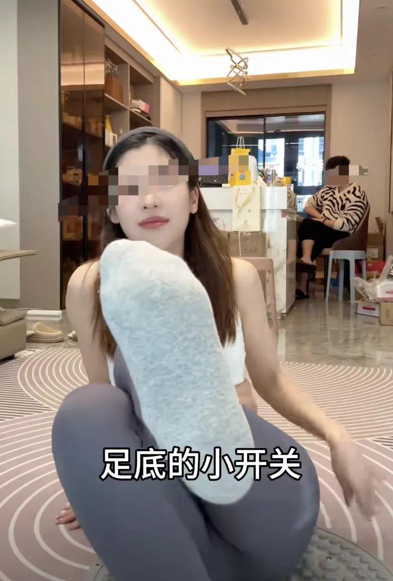 “LV女销售疑似勾引男客户”事件柜姐、原配妻子都在直播带货?网友:三观碎一地 “LV女销售疑似勾引男客户”事件柜姐、原配妻子都在直播带货?网友:三观碎一地