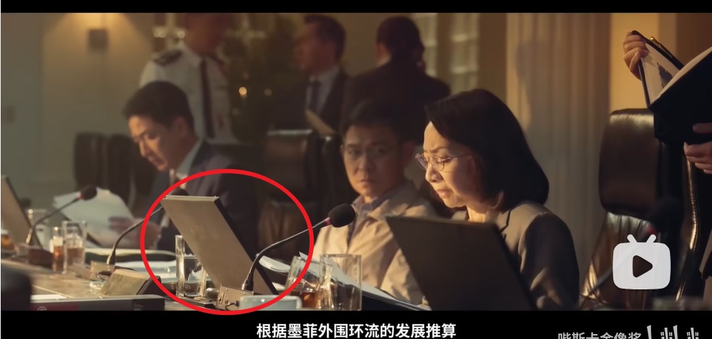 电影《焚城》中，为啥“刘德华”也要听这位气象人的指令？