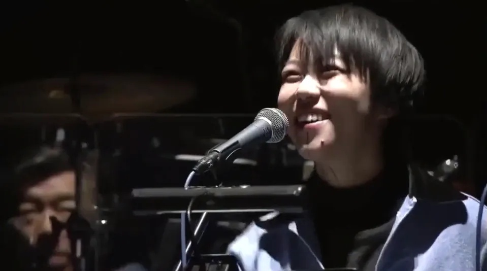 王菲现身窦靖童北京演唱会，网友：状态绝了