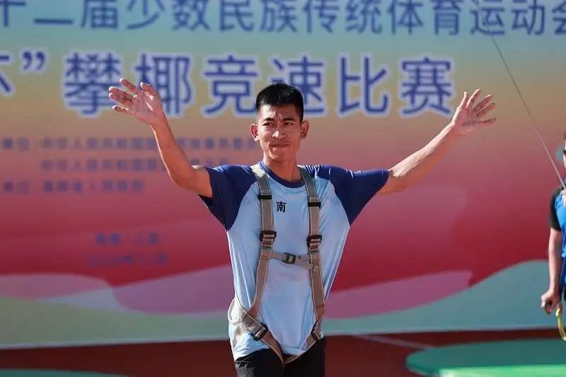 嚯！原来这就是全国最会爬树的男人！