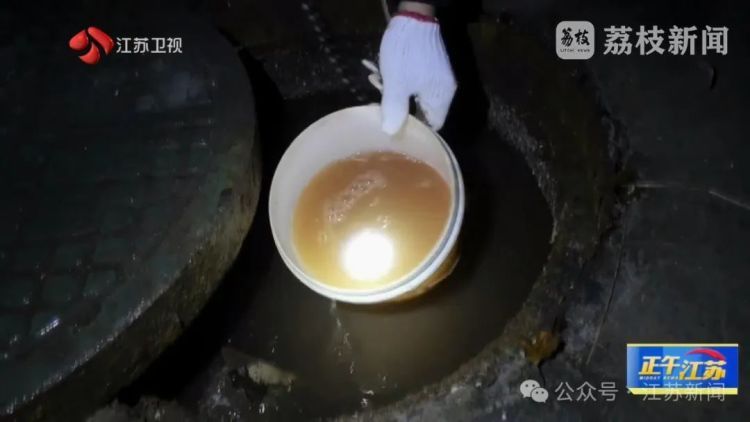 牛肉放地上切割,血水洒落一地……屠宰场无证居然偷着干,现场不堪入目! 牛肉放地上切割,血水洒落一地……屠宰场无证居然偷着干,现场不堪入目!