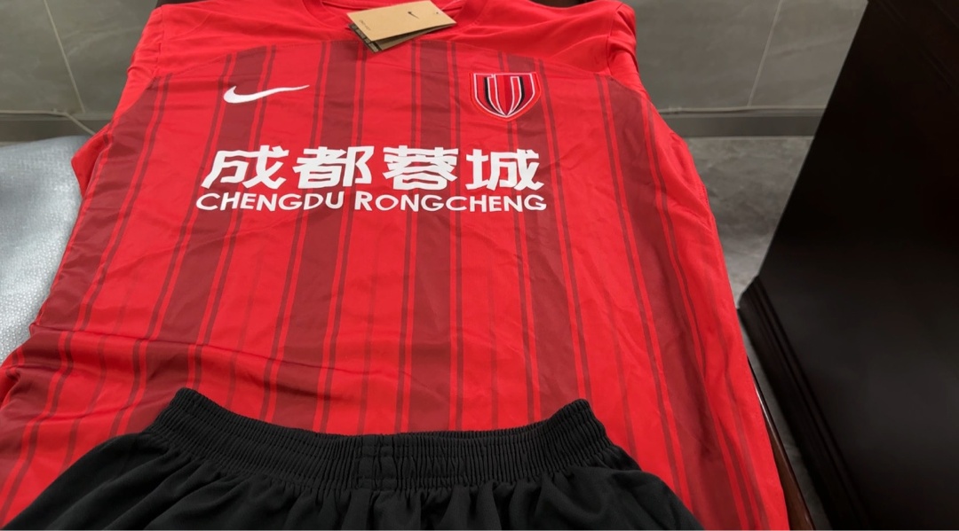 一件“中超球衣”牵出800万制假案！9万件假货被查，14人被抓