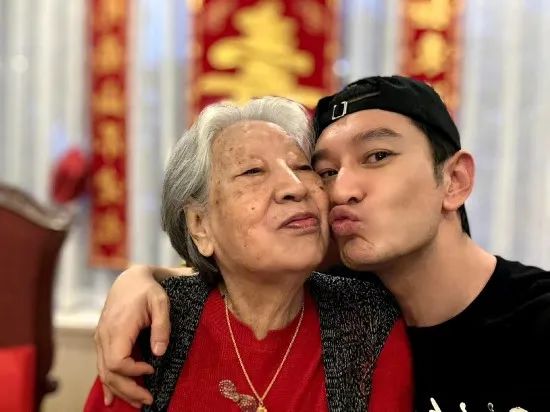 黄晓明发文：这是她最后一次紧紧攥着我的手