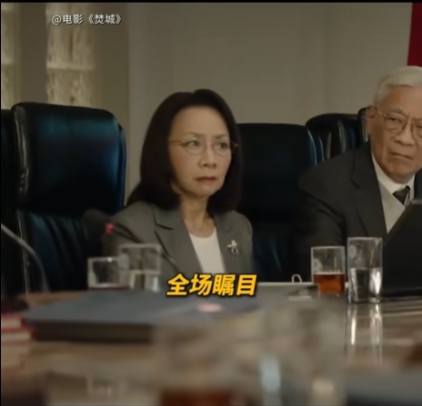 电影《焚城》中，为啥“刘德华”也要听这位气象人的指令？
