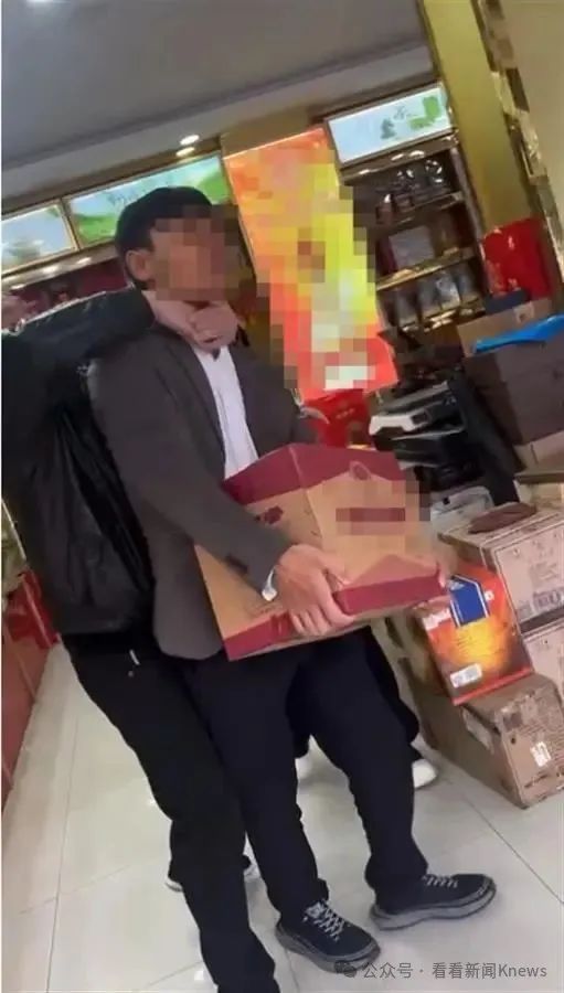 男子7200元买酒后，防伪码扫出不雅网站！还遭商家“锁喉”抢酒？当地市监局介入调查
