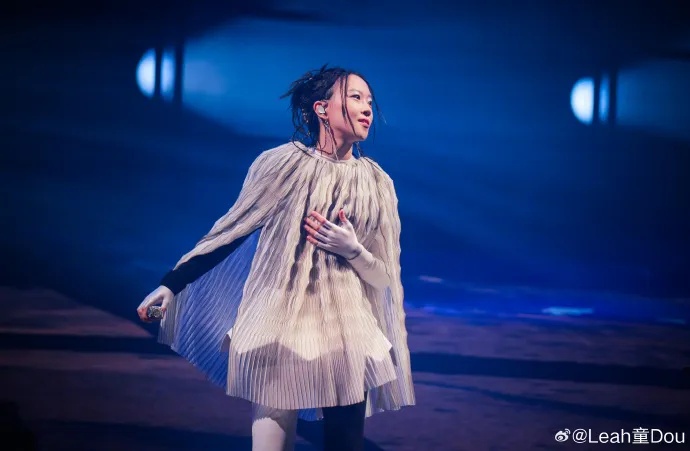 王菲现身窦靖童北京演唱会，网友：状态绝了