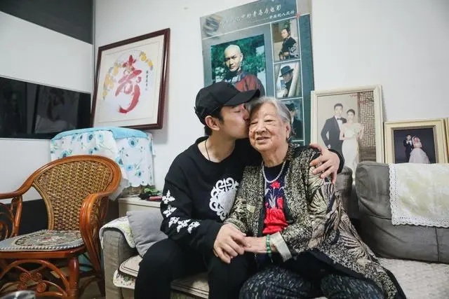 刚刚，黄晓明发文悼念：“我好想你”