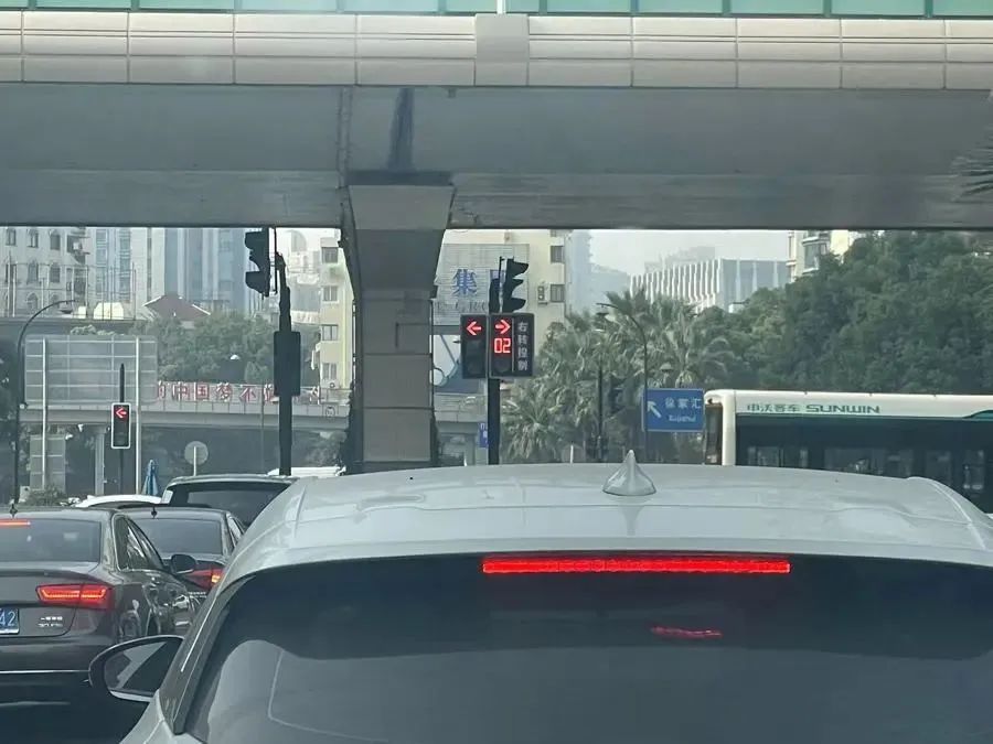 上海不少司机困惑：右转信号灯为何不亮绿灯？市公安交警总队解释→