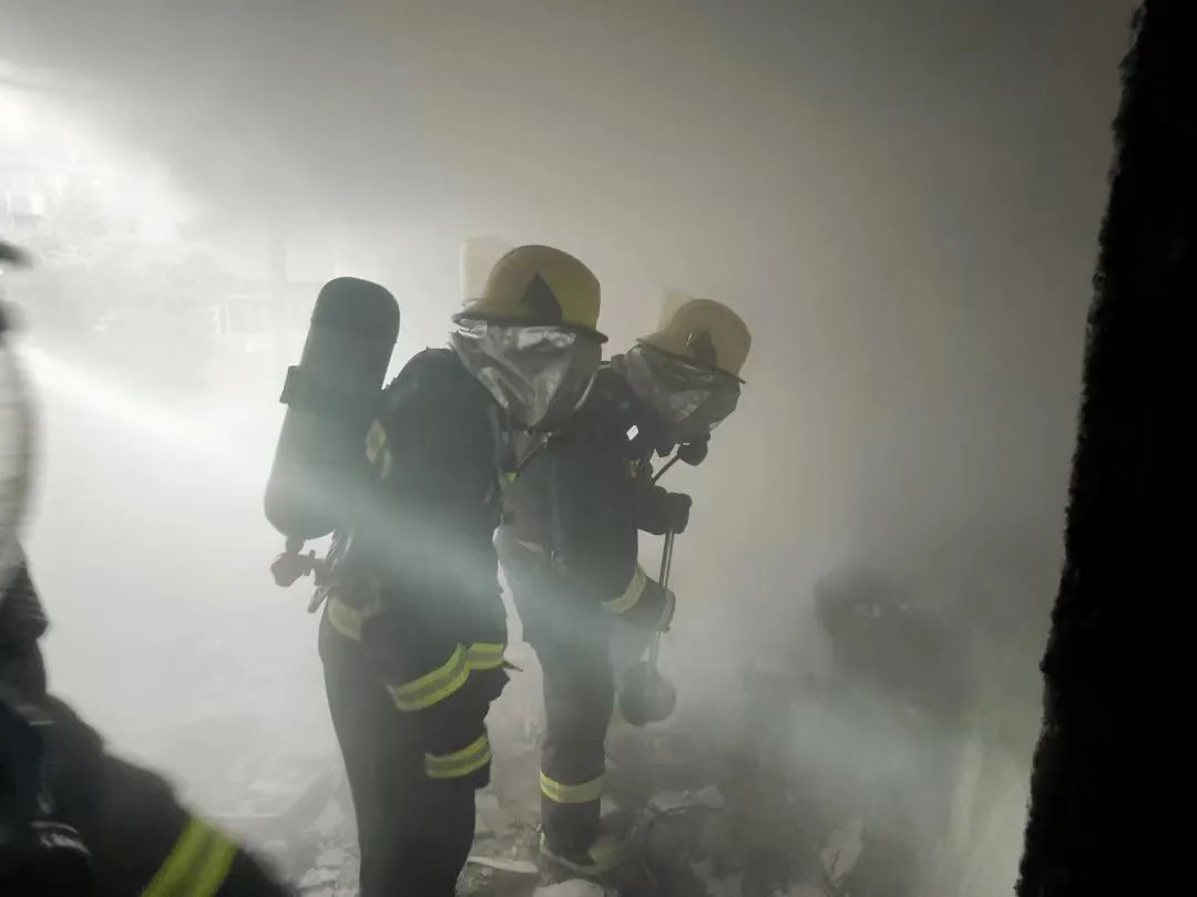 瞬间起火,姐弟3人全身多处烧伤!小心这种玩具→ 瞬间起火,姐弟3人全身多处烧伤!小心这种玩具→