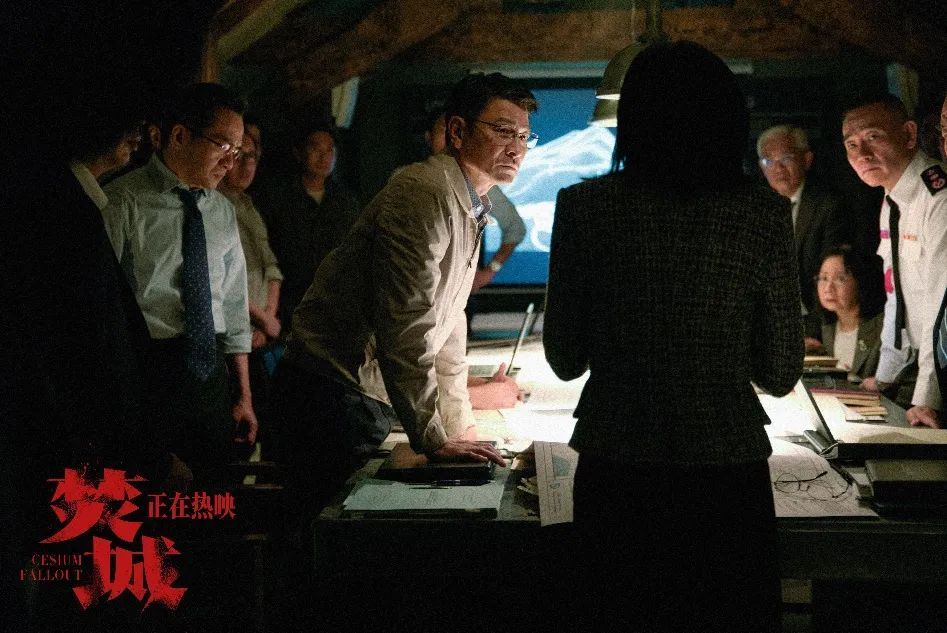 电影《焚城》中，为啥“刘德华”也要听这位气象人的指令？