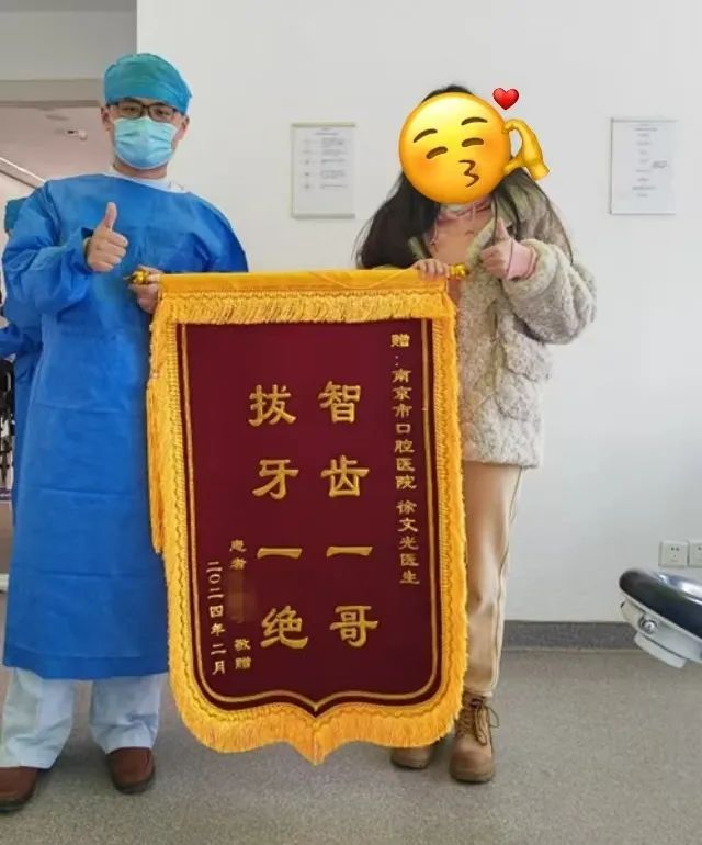 你相信光吗？上海民警收到后憋不住了！这届年轻人送的锦旗太搞笑！