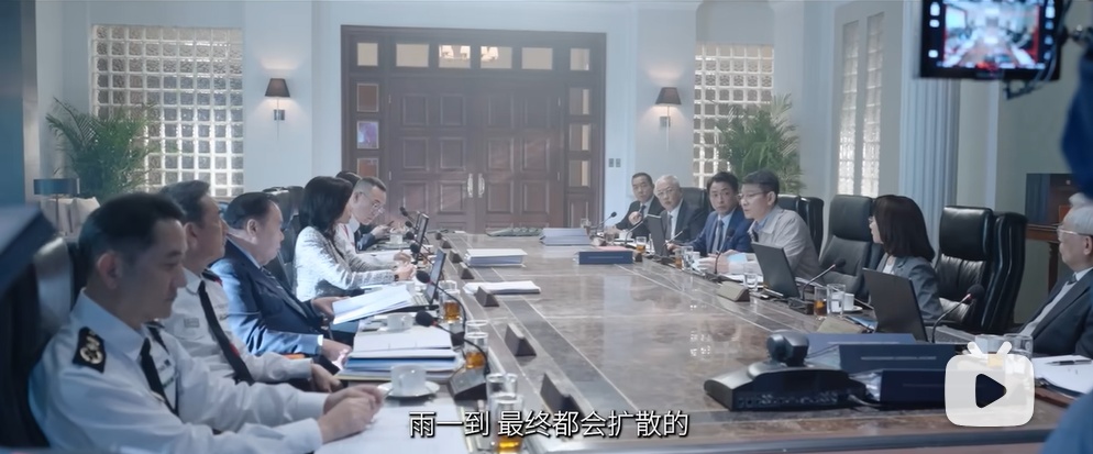电影《焚城》中，为啥“刘德华”也要听这位气象人的指令？