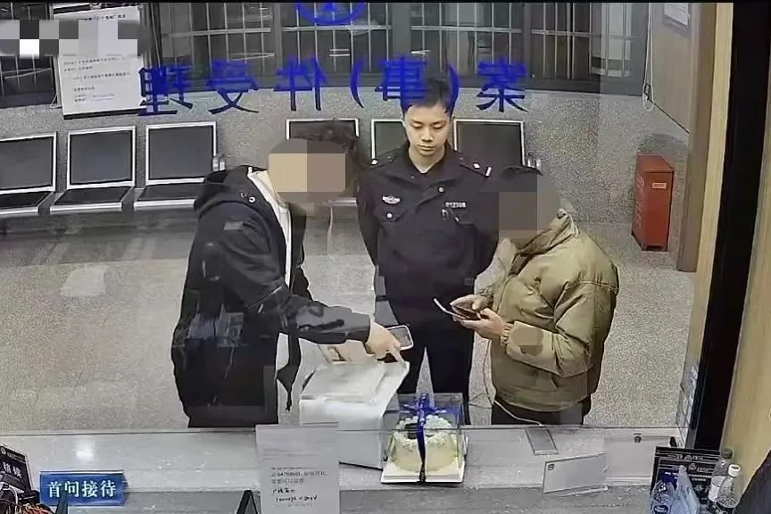 你相信光吗？上海民警收到后憋不住了！这届年轻人送的锦旗太搞笑！